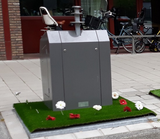 afvalcontainer met bloemen